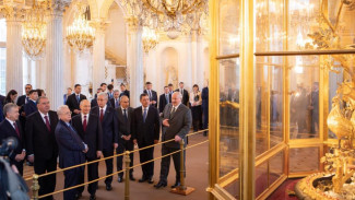 Владимира Путина удивил размер уникальных феодосийских серёг из коллекции Эрмитажа