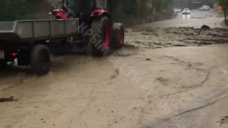 Сель сошел на дорогу из-за дождя в Запрудном