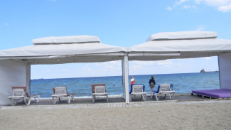 На пляжах Крыма пусто: отдыхающие ждут «бабье лето»