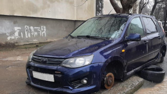 Жители Севастополя разули автомобиль в Симферополе