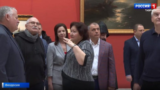 Сергей Аксёнов и режиссёр Никита Михалков приняли участие в открытии обновленной галереи Айвазовского
