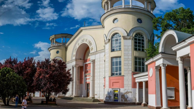 У кинотеатра 