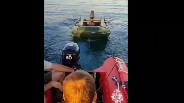Заглохшую в Чёрном море лодку с людьми отбуксировали на берег 