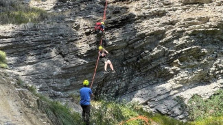  Подростка эвакуировали с 45-метровой высоты в Ялте