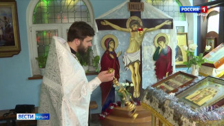 Праздничные богослужения с литургией и молебнами прошли сегодня во всех храмах Крыма