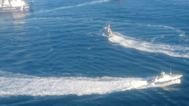 Украинские суда не реагируют на требования покинуть воды России