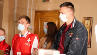 В Симферопольскую больницу волонтёры доставили сладости и открытки от детей