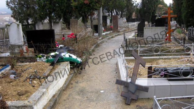 Несовершеннолетние в Севастополе осквернили более 10 могил