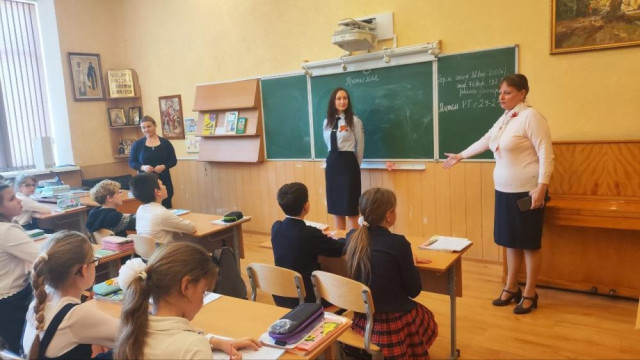 Сотрудники МВД проводят "уроки мужества" для ялтинских школьников