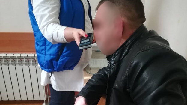 Прокативший полицейского на капоте BMW дебошир в Крыму может получить до 10 лет тюрьмы