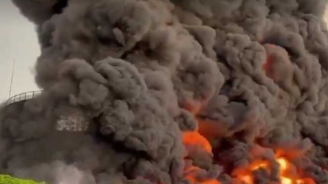 На берегу Керченского пролива горит нефтебаза