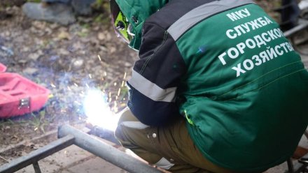 В Керчи устанавливают металлические ограждения вдоль Вокзального шоссе 