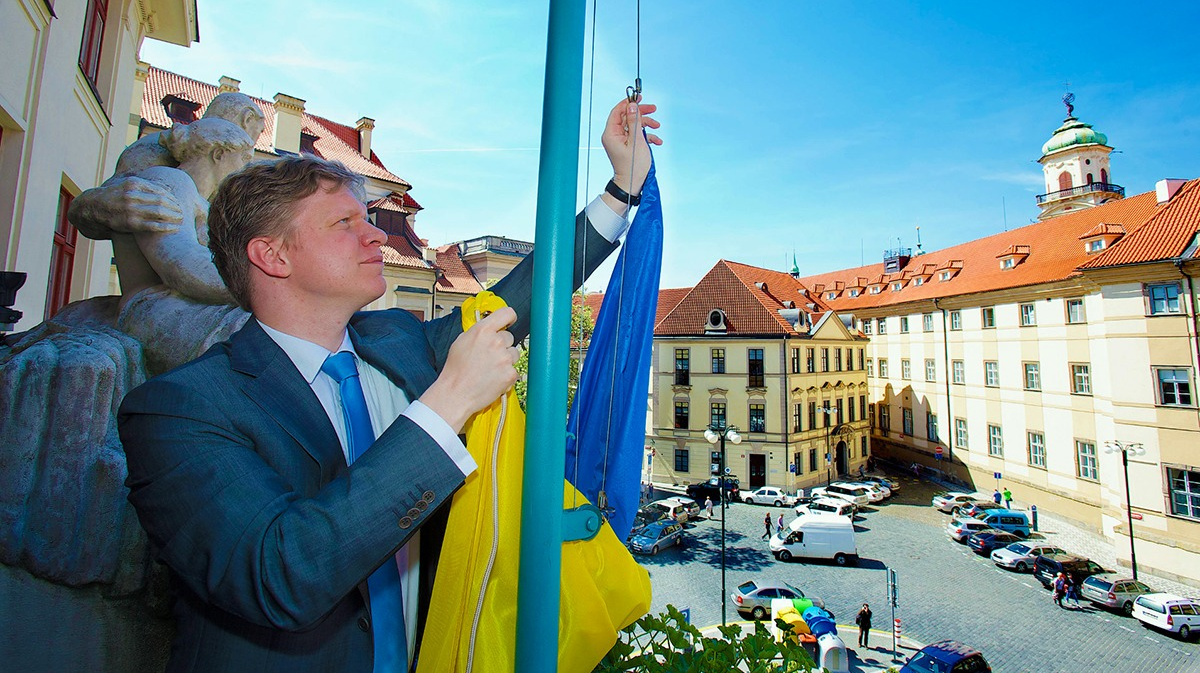 Включи чехия. Украинское посольство в Праге. Мэр Праги. Мер Чехии. Мэрия Праги.