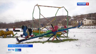 Детская площадка в селе Лесноселье пришла в негодность, жители опасаются, что их дети могут травмироваться на ней