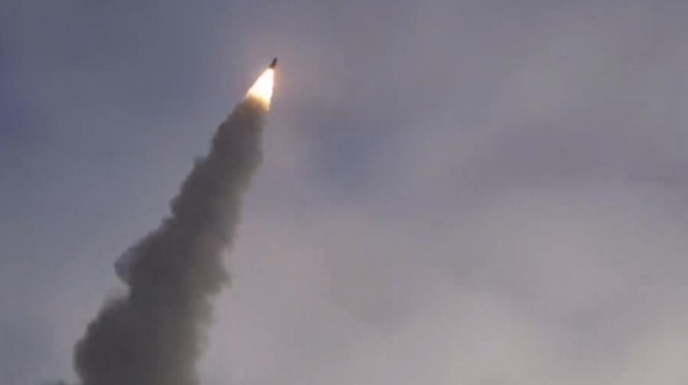 За ночь над Крымом сбили 8 ракет ATACMS и 8 БПЛА: осколки повредили паромы в Керчи