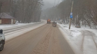 Снегоуборочные машины расчищают Ангарский перевал