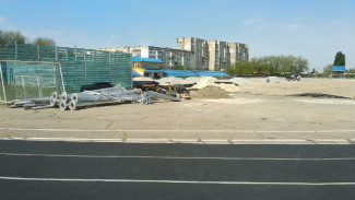 На стадионе в Красноперекопске демонтировали футбольное поле (ВИДЕО)