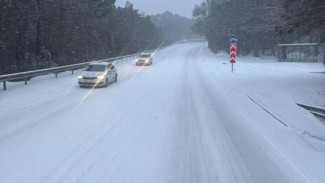 Дорожники очищают участок трассы Ялта — Севастополь от снега 