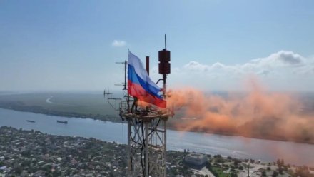 Над самой высокой точкой Херсона торжественно поднят флаг России