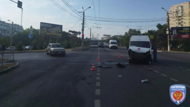 «Скорая помощь» протаранила иномарку: пострадало два человека