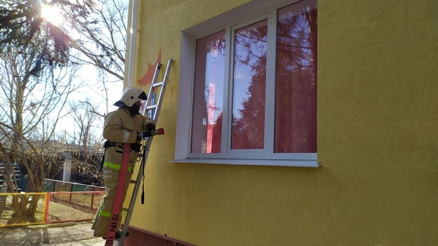 Сотрудники МЧС Крыма провели тренировку по тушению пожара в детском саду