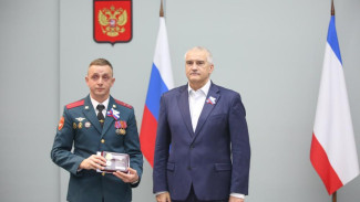 Сергей Аксёнов вручил знаки отличия и медали жителям Крыма в День Конституции