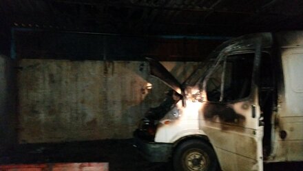Под Симферополем загорелся фургон Ford Transit