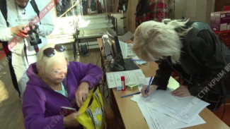 Жительница ДНР первой проголосовала на референдуме в Симферополе