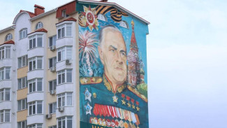 Мурал с изображением полководца Георгия Жукова украсил фасад МКД в Симферополе