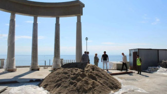 На полуротонду в Алуште скоро установят элементы лепнины и буквы