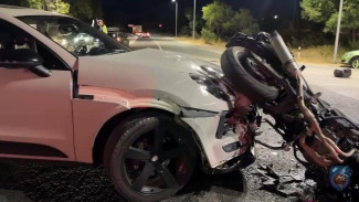 Легковушка столкнулась с мотоциклом на трассе «Ялта-Севастополь»: пострадали два человека