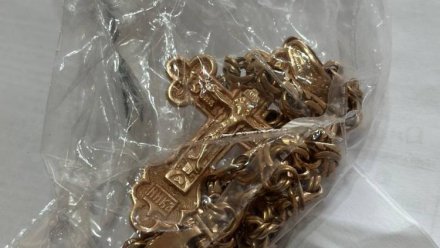 В Феодосии мужчина лишился драгоценной цепочки после застолья с новым знакомым