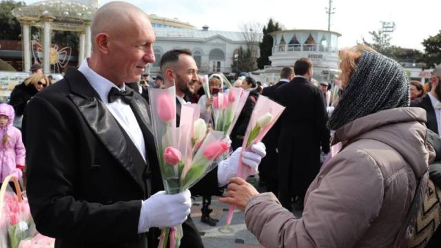 В Ялте раздали сотни тюльпанов в честь 8 марта