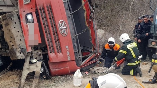 Под Судаком перевернулся грузовик