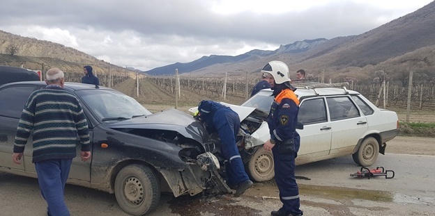 Под Судаком разбились «всмятку» два автомобиля