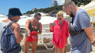 ялтинские пляжи под пристальным надзором: Янина Павленко и Никита Тарасов совершили обход по гальке