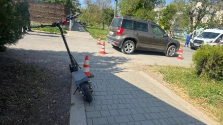 В Гвардейском подросток на электросамокате протаранил автомобиль