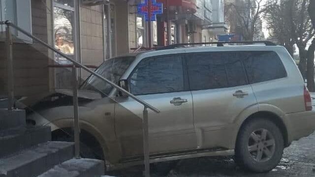 Внедорожник снёс забор и врезался в дом в Евпатории