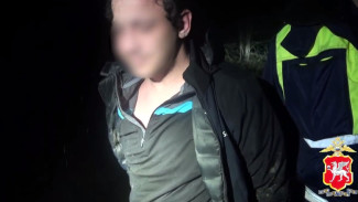 В Крыму полицейские задержали пьяного водителя иномарки с наркотиками и фальшивыми деньгами