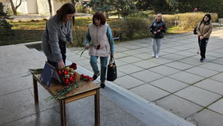 Крымчане несут цветы к мемориалу в память о жертвах теракта