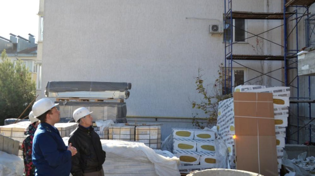 Подрядчик сорвал сроки ремонта дома для переселенцев из аварийного жилья в Севастополе
