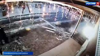 Под Симферополем обледенелая водосточная труба упала в метре от матери с ребёнком