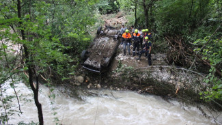 Стихия в Крыму унесла автомобиль туристов из Беларуси в реку Коккозка