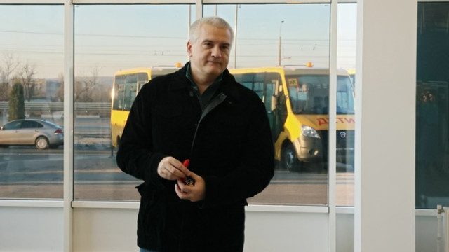 55 новых школьных автобусов передали в города и районы Крыма