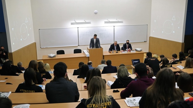 Крымские студенты получили возможность задать вопросы Аксёнову