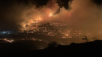 В пгт Орджоникидзе горит сухая трава на 6 гектарах