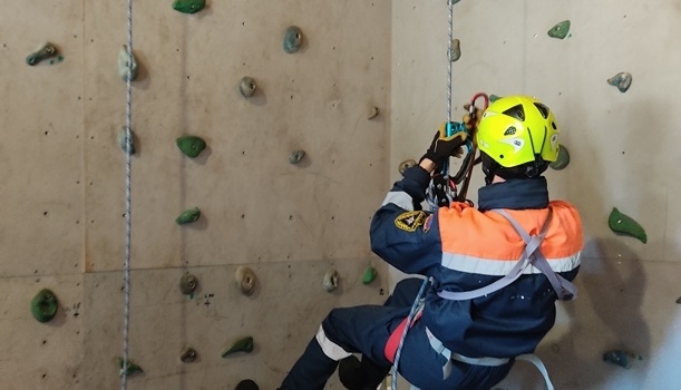 Крымские спасатели провели занятия на скалодроме