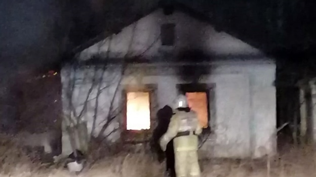 Крупный пожар потушили в доме под Феодосией