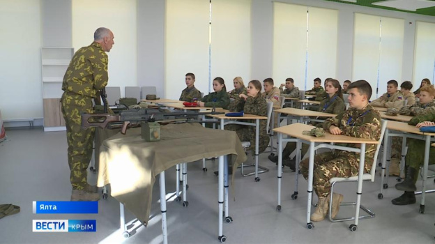 Семь военно-патриотических центров планируют создать в Крыму
