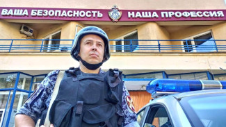 Турист разбил джип булыжником в Севастополе